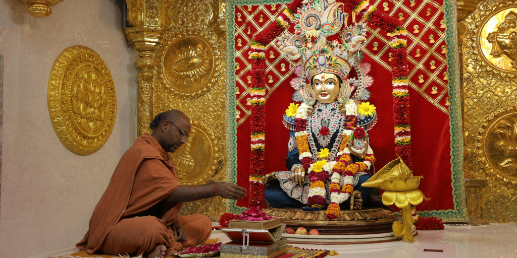 Kuber Puja 2025 priest worshipping Lord Kuber idol for wealth and prosperity